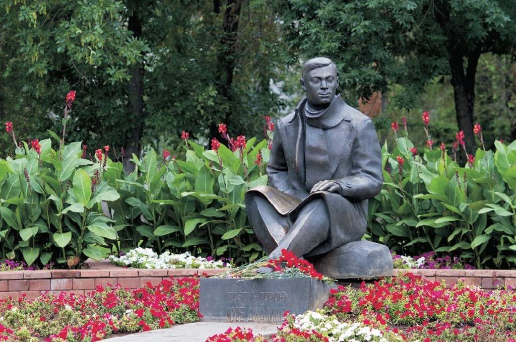 Памятник поэту-герою Мусе Джалилю