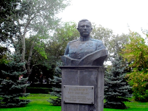 Памятник А.И. Родимцеву