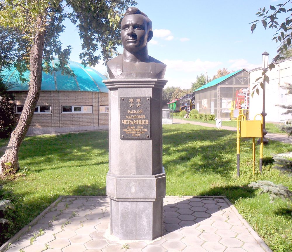Памятник Василию Макаровичу Чердинцеву